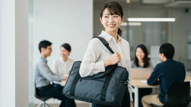 人気ブランドの通勤バッグと日常小物を並べたスタイリッシュなフラットレイ。デザインと機能性の比較が分かる構成。